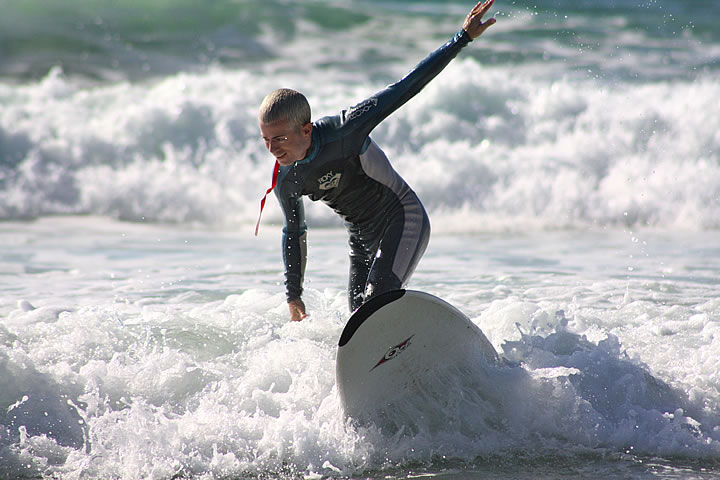 Esteban Escrig aprendiendo a surfear